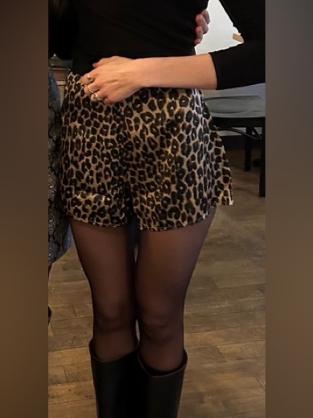 Reformation Chloe 100% silk short in Leo, 2 - Picture 3 of 5